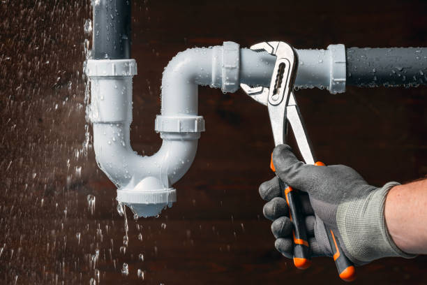 Professional Emergency Plumber technician working in Alexandria, OH